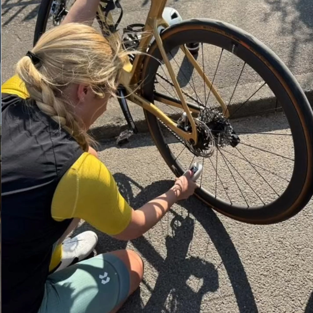 Influencer @kathrin_liebich using the BSCOBBER A3Max electric bicycle pump – high-pressure, compact mini inflator for quick and accurate bike tire inflation outdoors