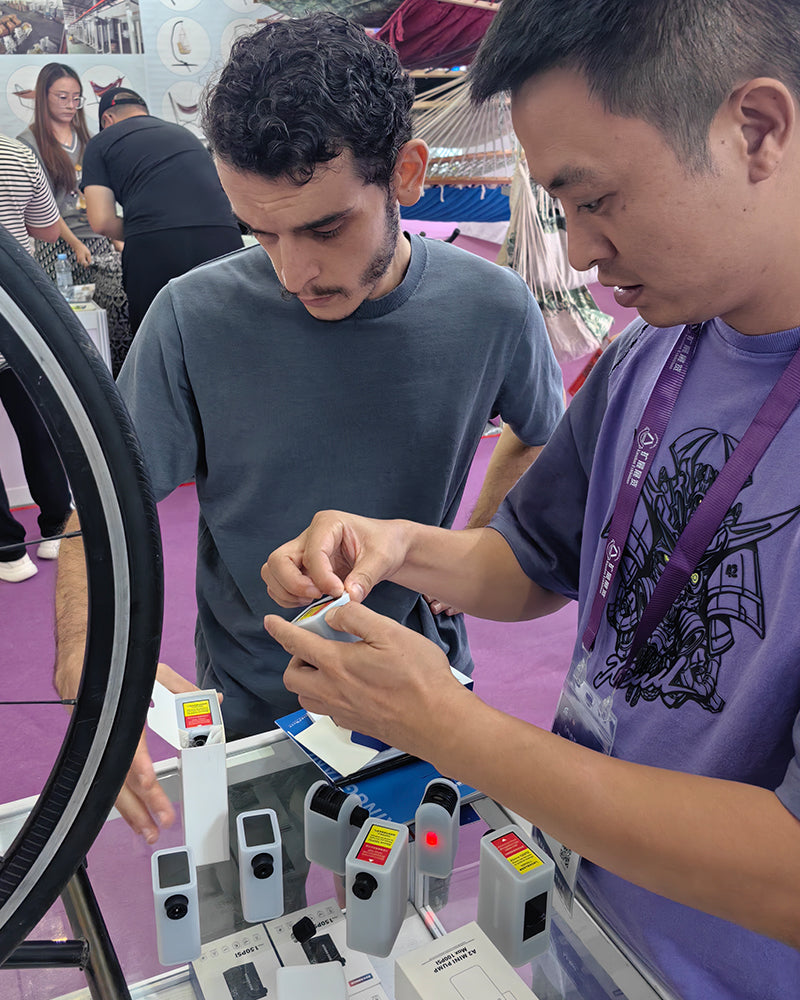 BSCOBBER founder introducing smart inflator technology to potential partners at global cycling expo, highlighting OEM/ODM capabilities