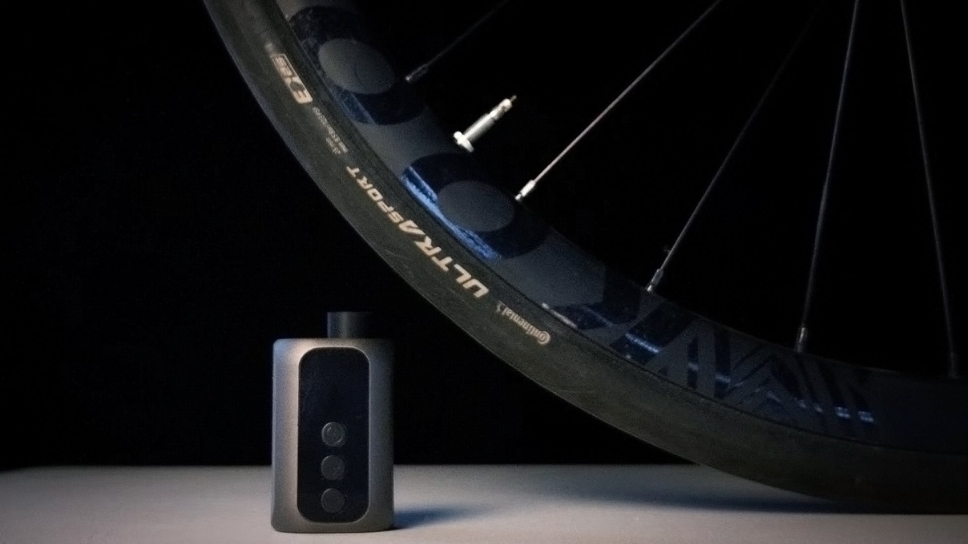 Load video: The A5MINI miniature digital air pump with 3-in-1 quick-change nozzle system is adapted to American/French valves and is operated with tactile vibration and multi-frequency beeps.